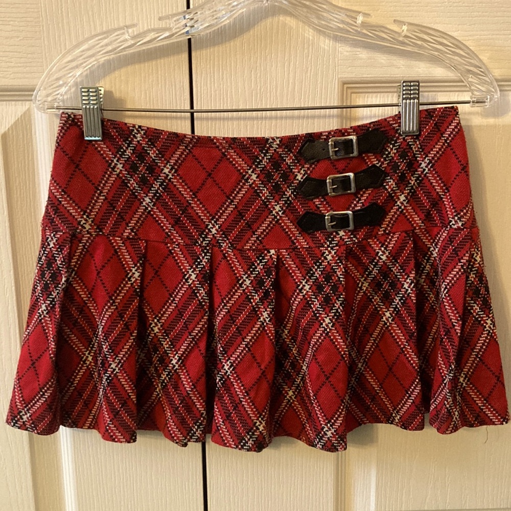 Plaid school-girl mini skirt with buckles